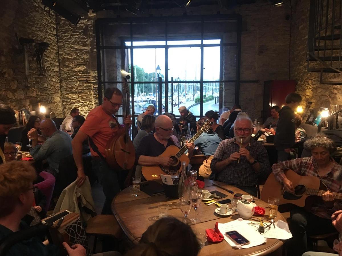 Aux Petits Bonheurs, Gites Culturel A La Roche Bernard Férel 外观 照片